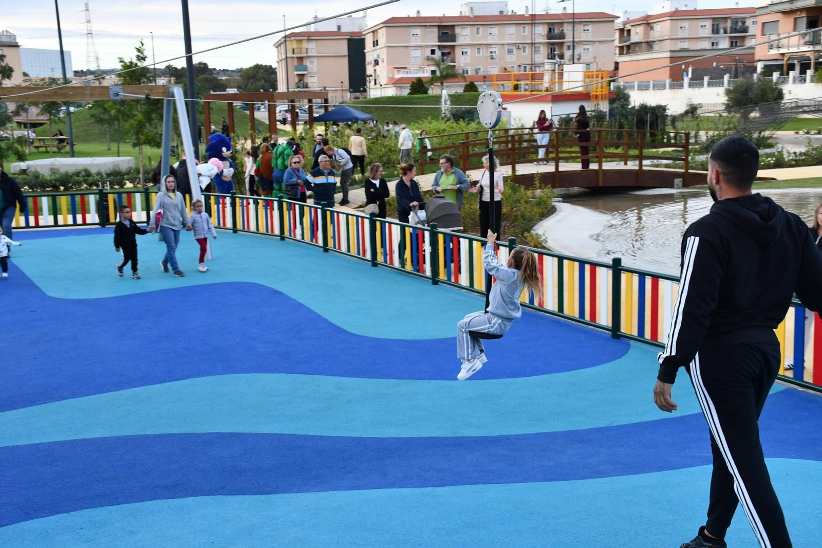 Multitudinaria inauguración del nuevo parque temático entre Campamento y Puente Mayorga