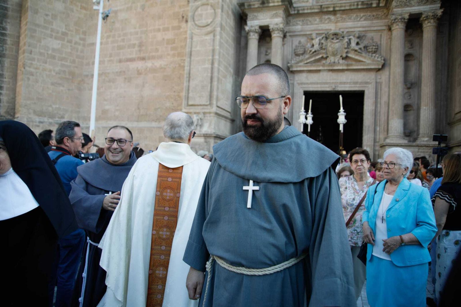 Imágenes de la procesión del Corpus Christi en Almería: así han sido la misa y la posterior marcha por la capital