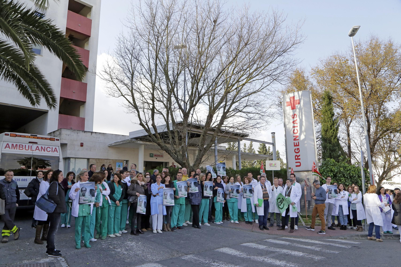 Trabajadores y representantes sindicales, en la concentración de hoy miércoles en las puertas de Urgencias.