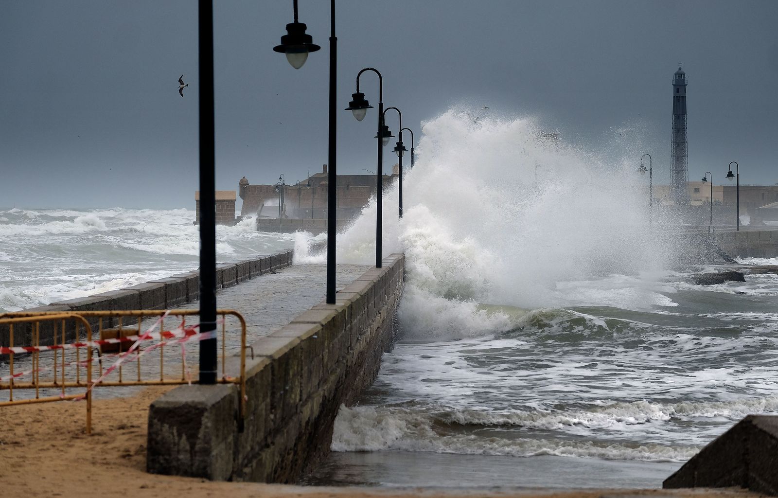 Las olas baten con fuerza en el Paseo Fernando Quiñones, en la playa de La Caleta, durante el último temporal