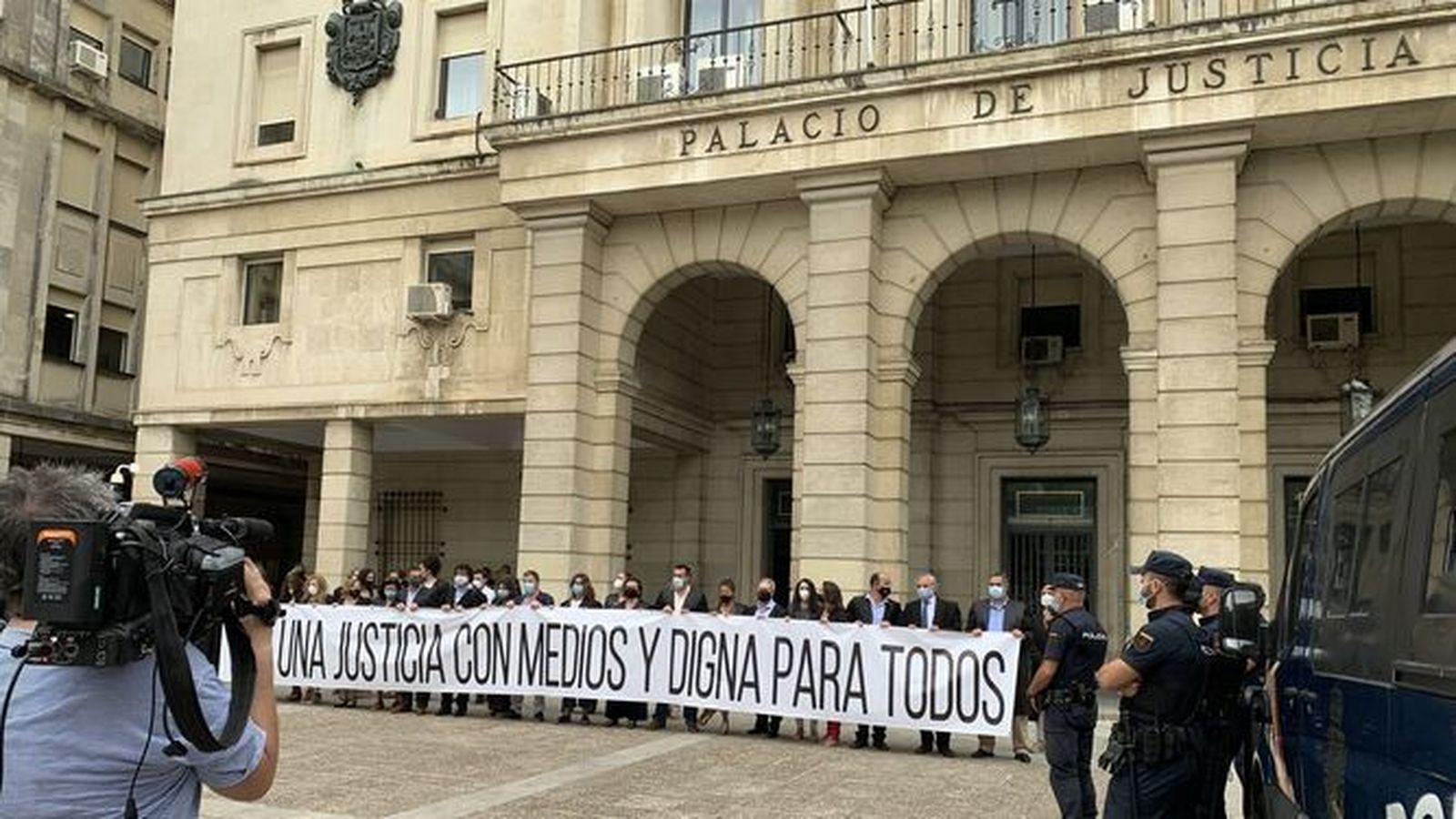 Concentración de la abogacía sevillana durante el estado de alarma