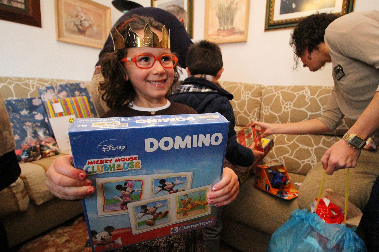 Una niña enseña feliz su regalo en la mañana de Reyes