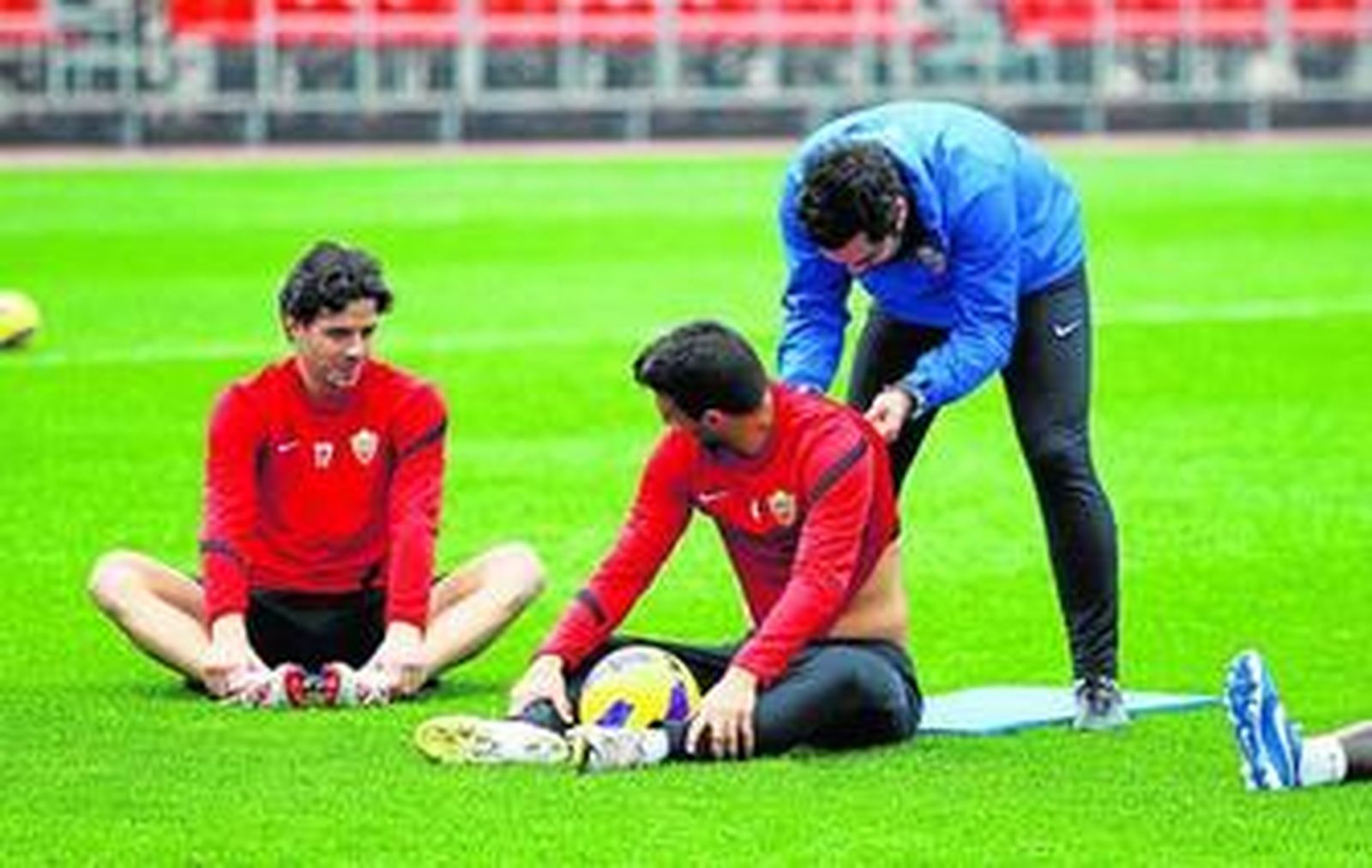 Un ayudante de Javi Gracia le quita a Pelle el aparato de medir la intensidad.