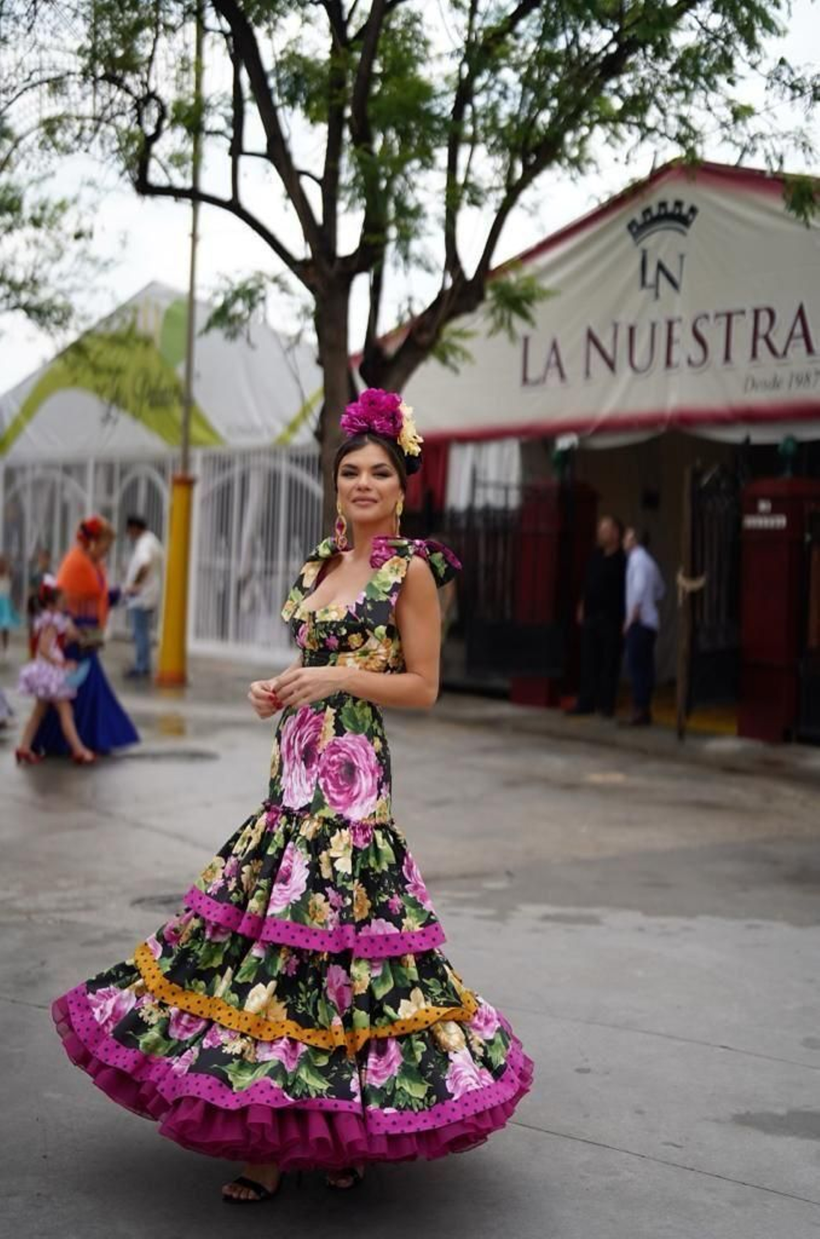 Mia Crespo con un traje de flamenca estampado de flores.