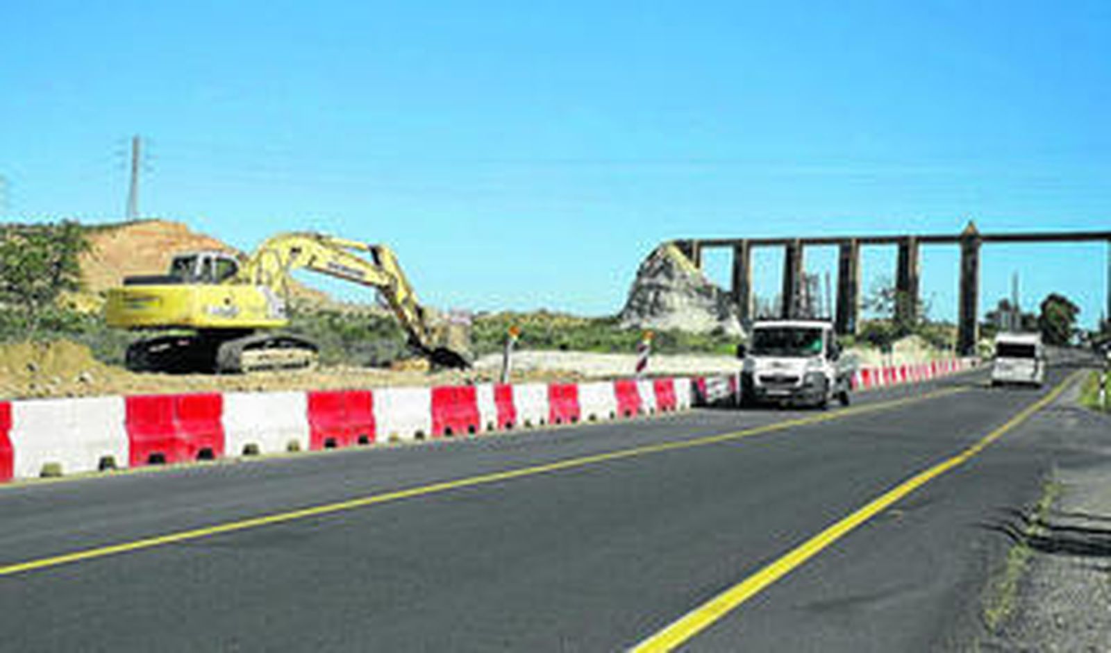 Una máquina levantaba ayer parte del hormigonado en la zona de la rotonda ya acabada en el cruce con la carretera de El Chuche.