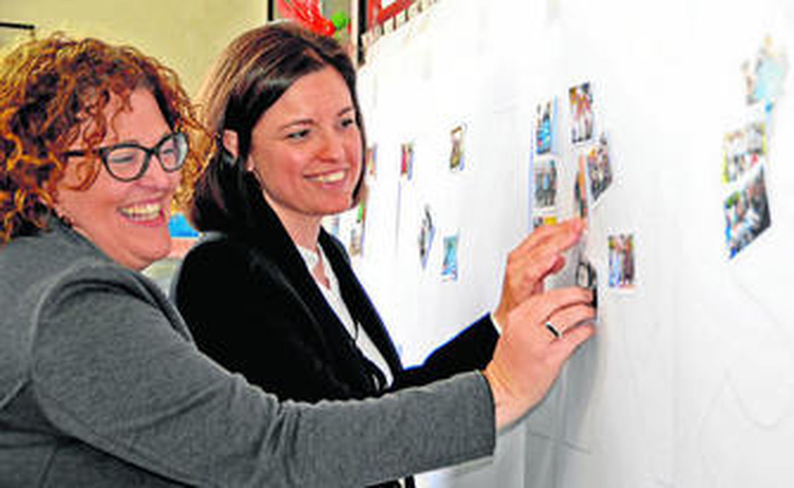 Patricia Cavada y Ana Lorenzo ponen una fotografía en el mosaico con el nombre de Párkinson en la entidad.