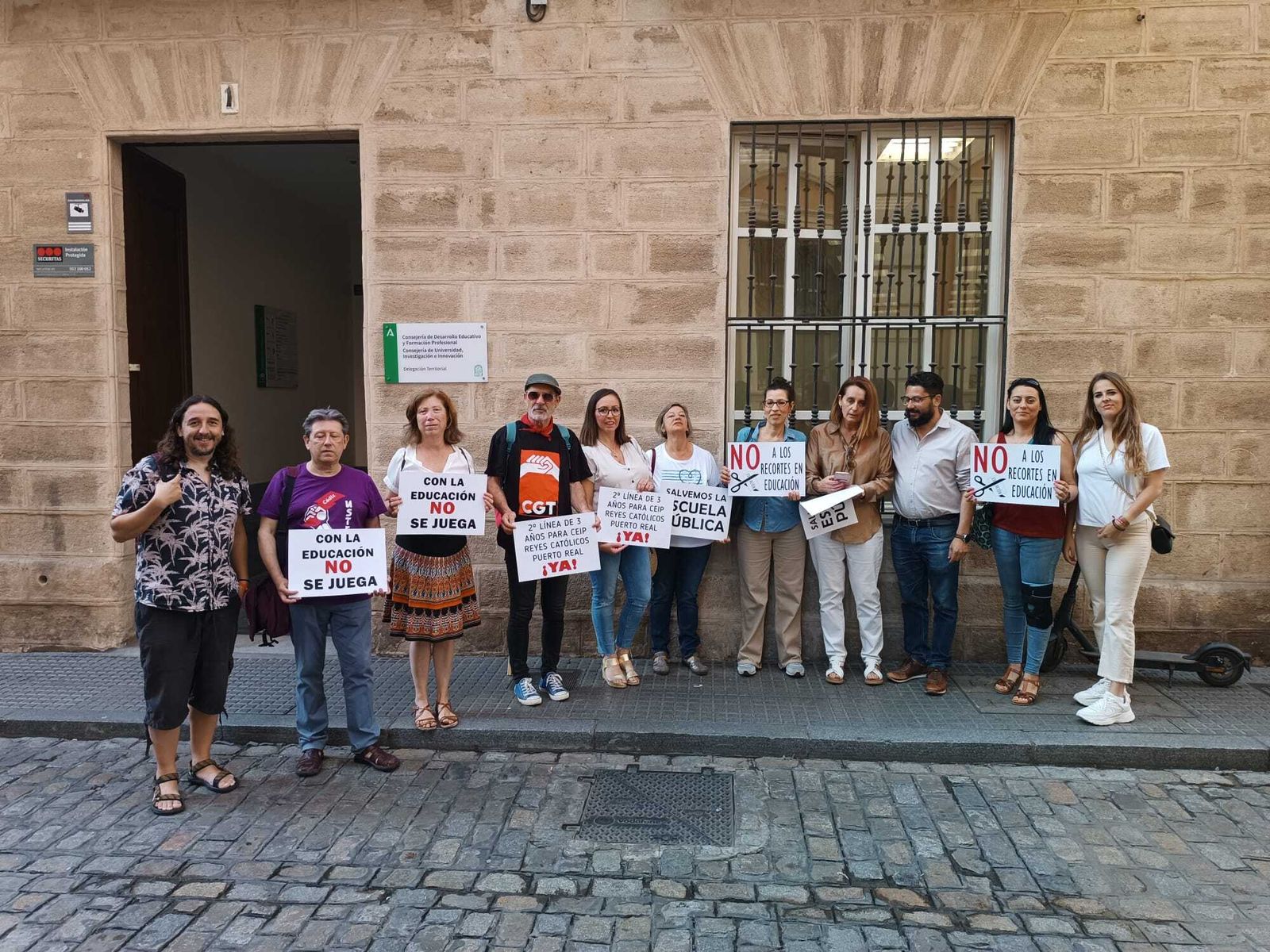 Protesta ante la delegación de Educación