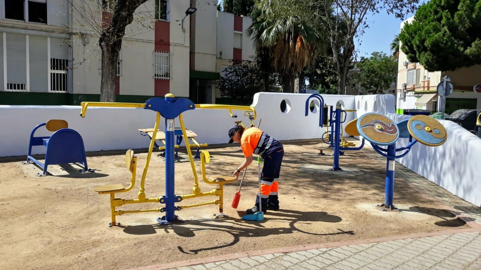 El Gobierno local dice estar trabajando en la reorganización de los trabajos de limpieza en el centro y las barriadas.