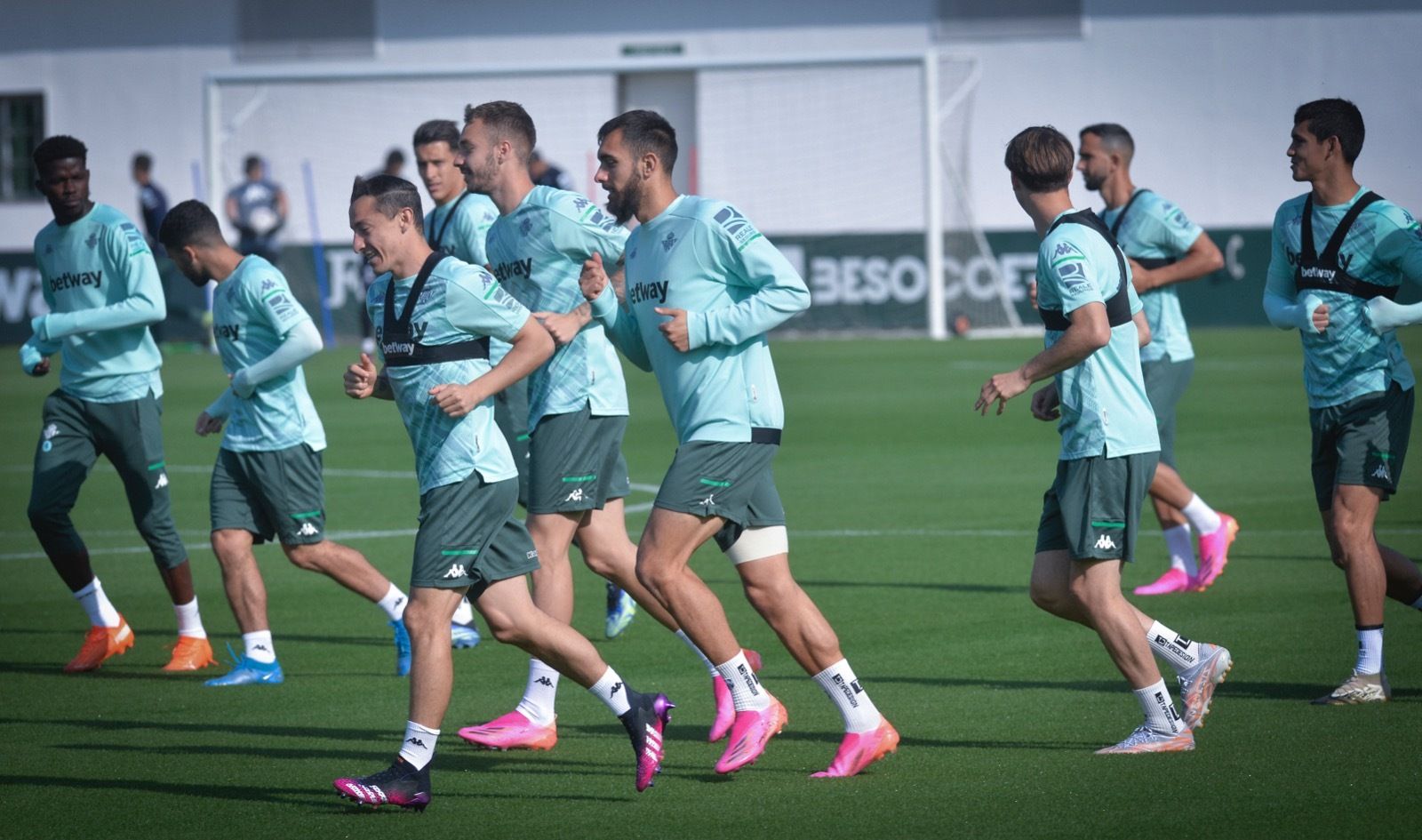 Borja Iglesias y Guardado, con el grupo.