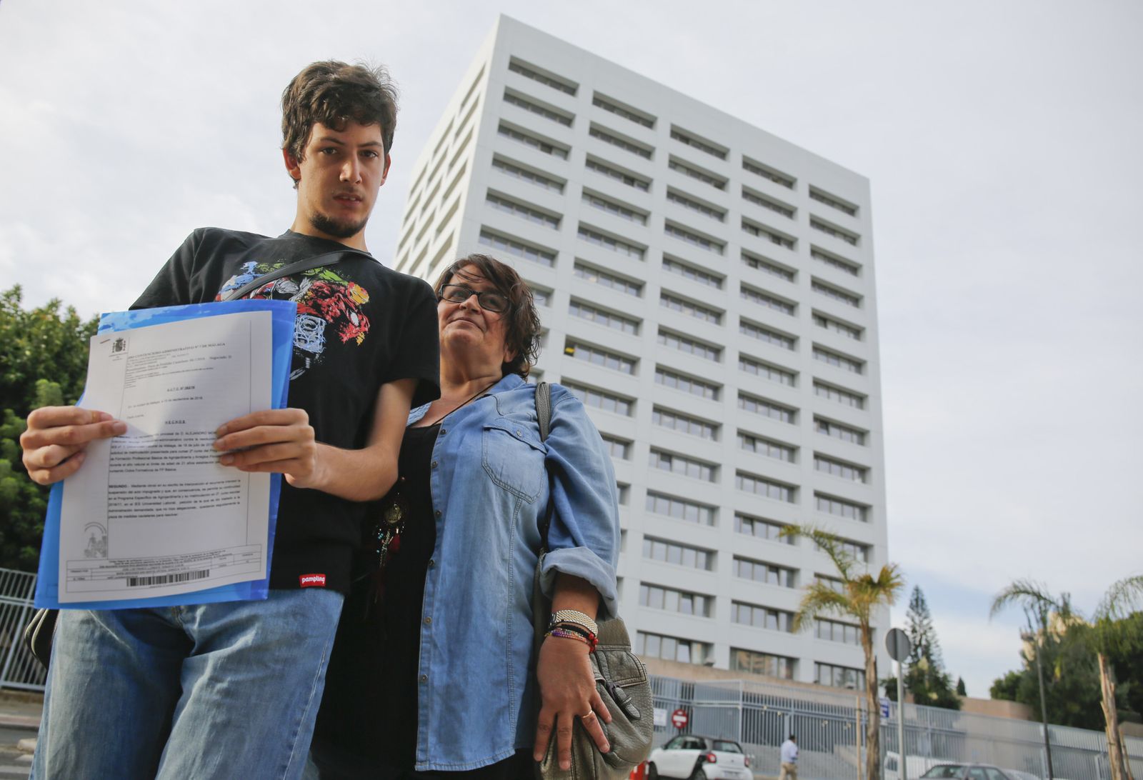 Carmen Morales, con su hijo Alejandro, en septiembre del año pasado, en plena batalla judicial por su derecho a la escolarización.