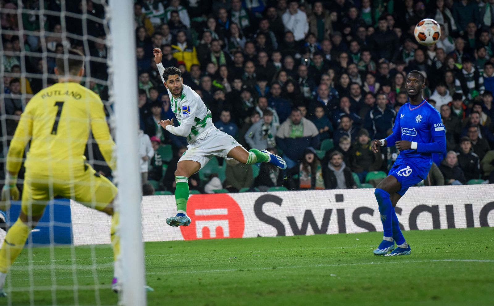 Ayoze intenta un difícil remate ante la portería del Rangers.