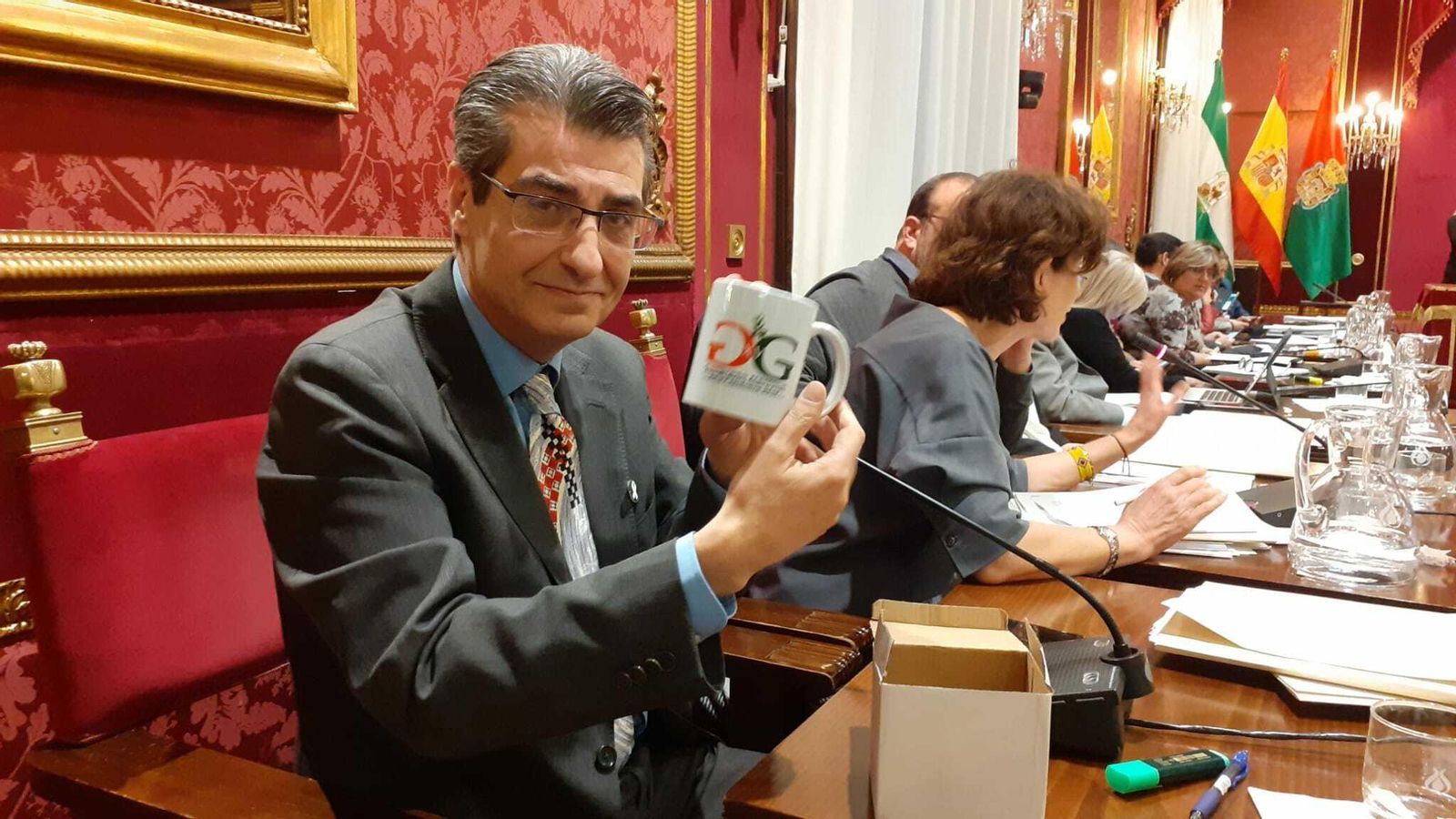 Antonio Cambril, con la taza que le regaló Sebastián Pérez
