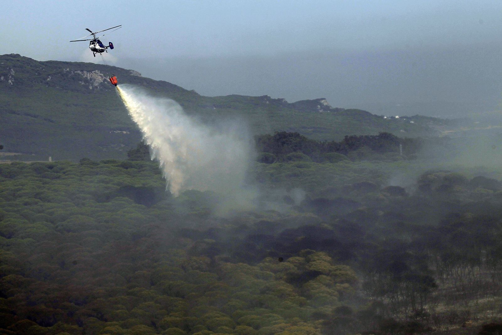 Un helicóptero sofoca un fuego en Punta Camarinal, Tarifa, este verano