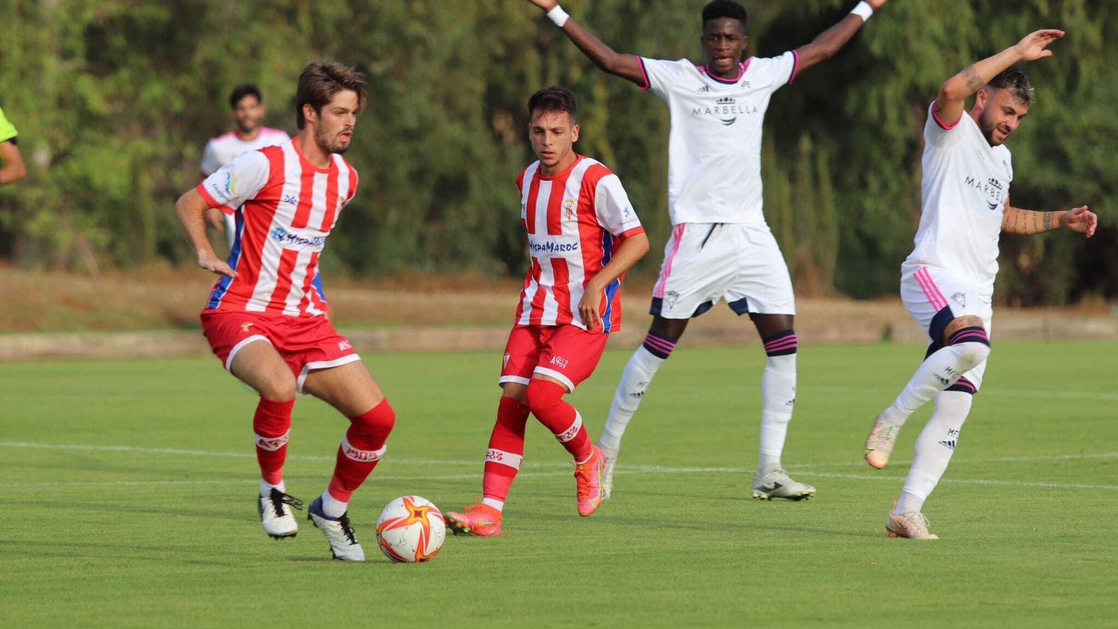 Los marbellís protestan una posible falta de los jugadores algeciristas.