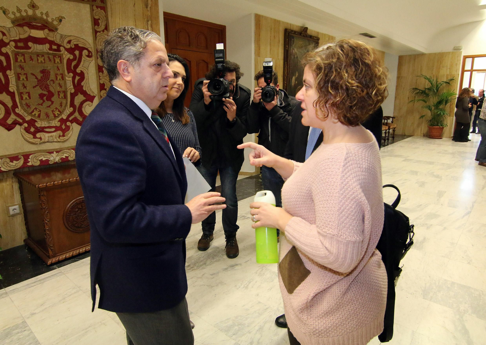 Salvador Fuentes y Alba Doblas conversan en el Ayuntamiento. Salvador Fuentes y Alba Doblas conversan en el Ayuntamiento.