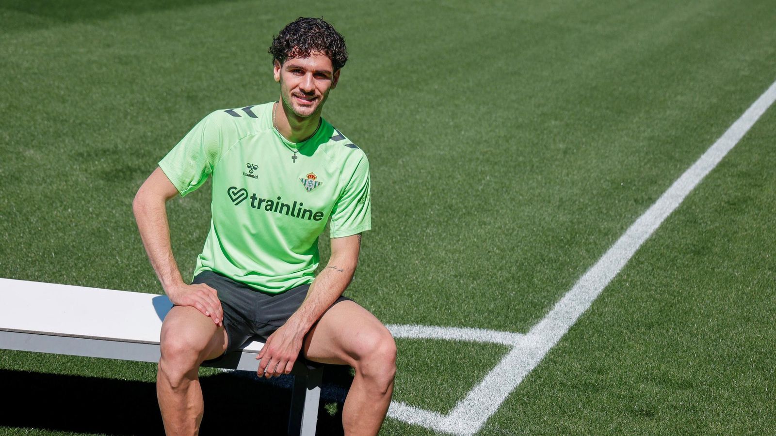 Johnny Cardoso posa en la Ciudad Deportiva Luis del Sol.