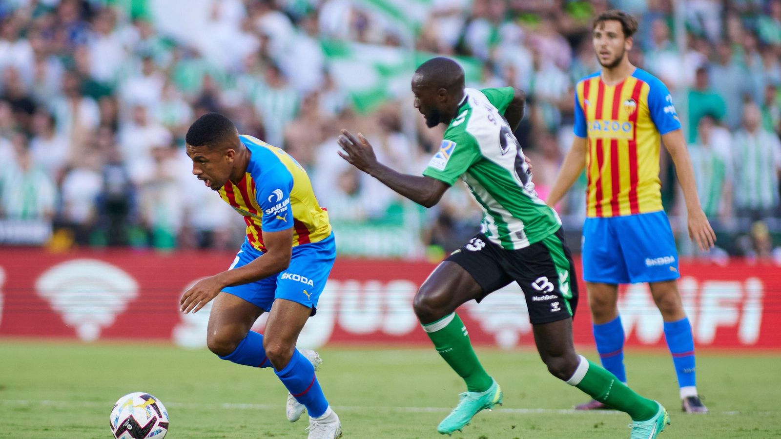 Sabaly persigue a Samu Lino en un lance del partido de la pasada temporada en el Villamarín.