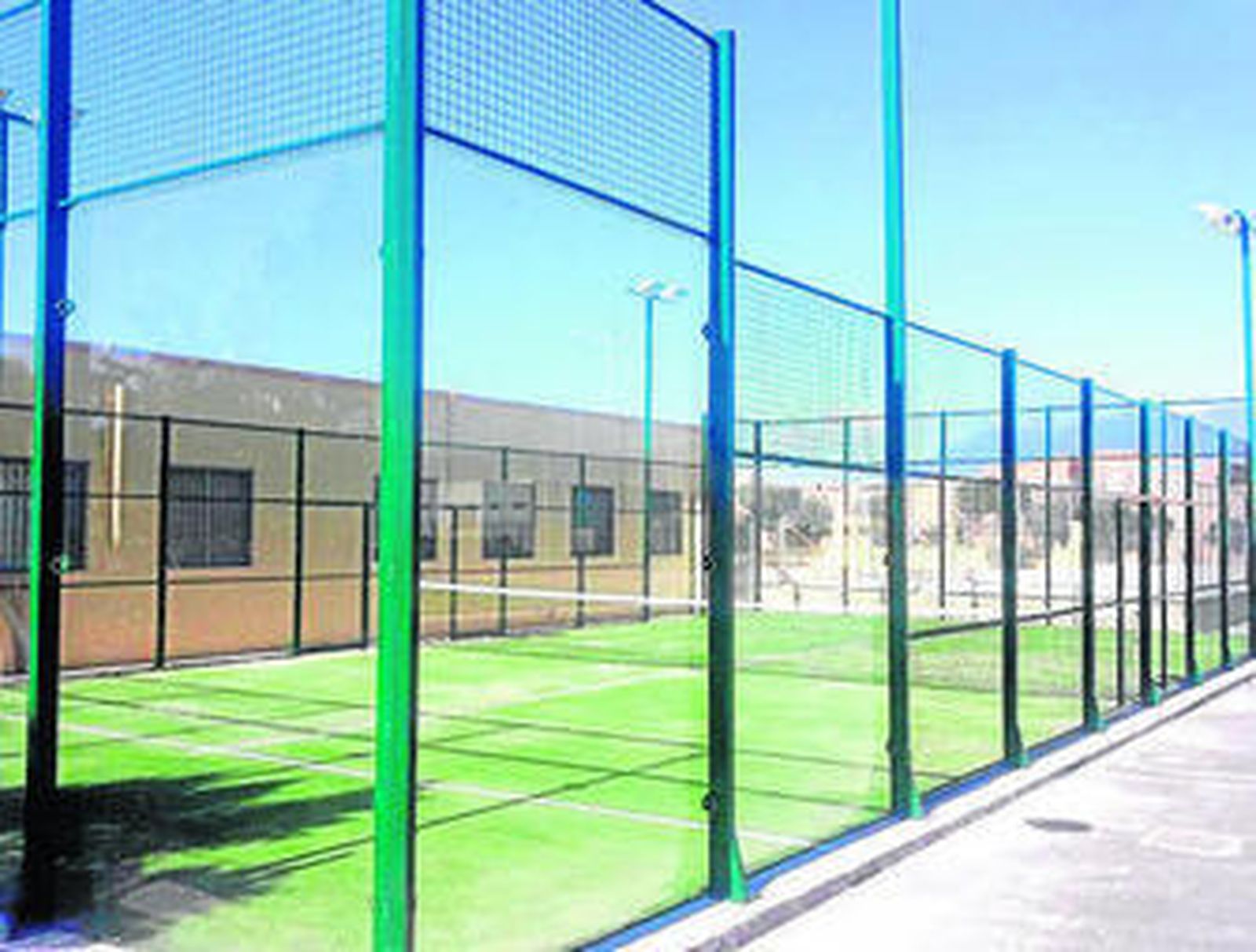 La pista de pádel y el campo de fútbol 7 ocupan el mismo espacio público y apenas hay cuatro metros entre uno y otra.