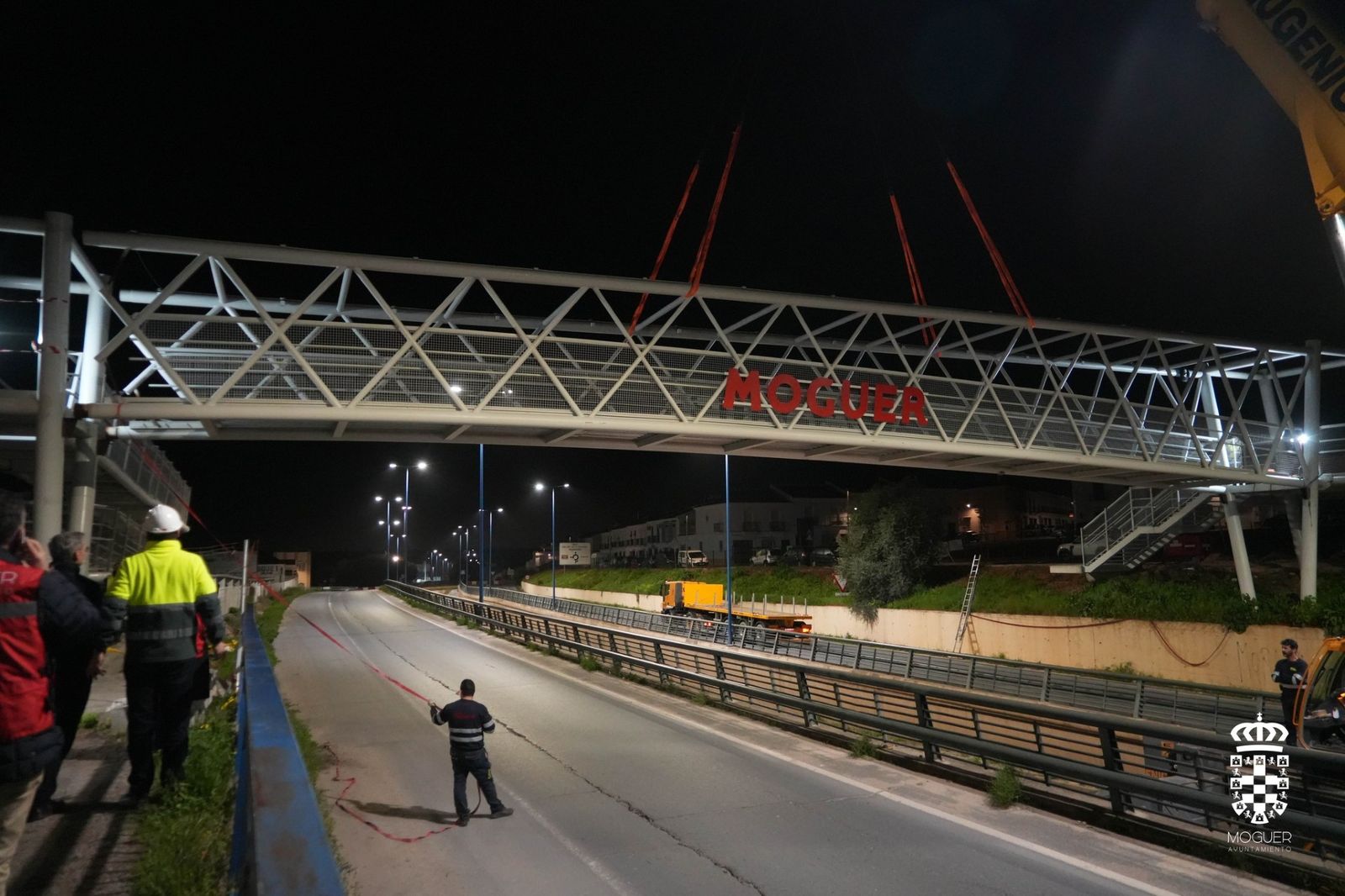 Pasarela peatonal instalada.