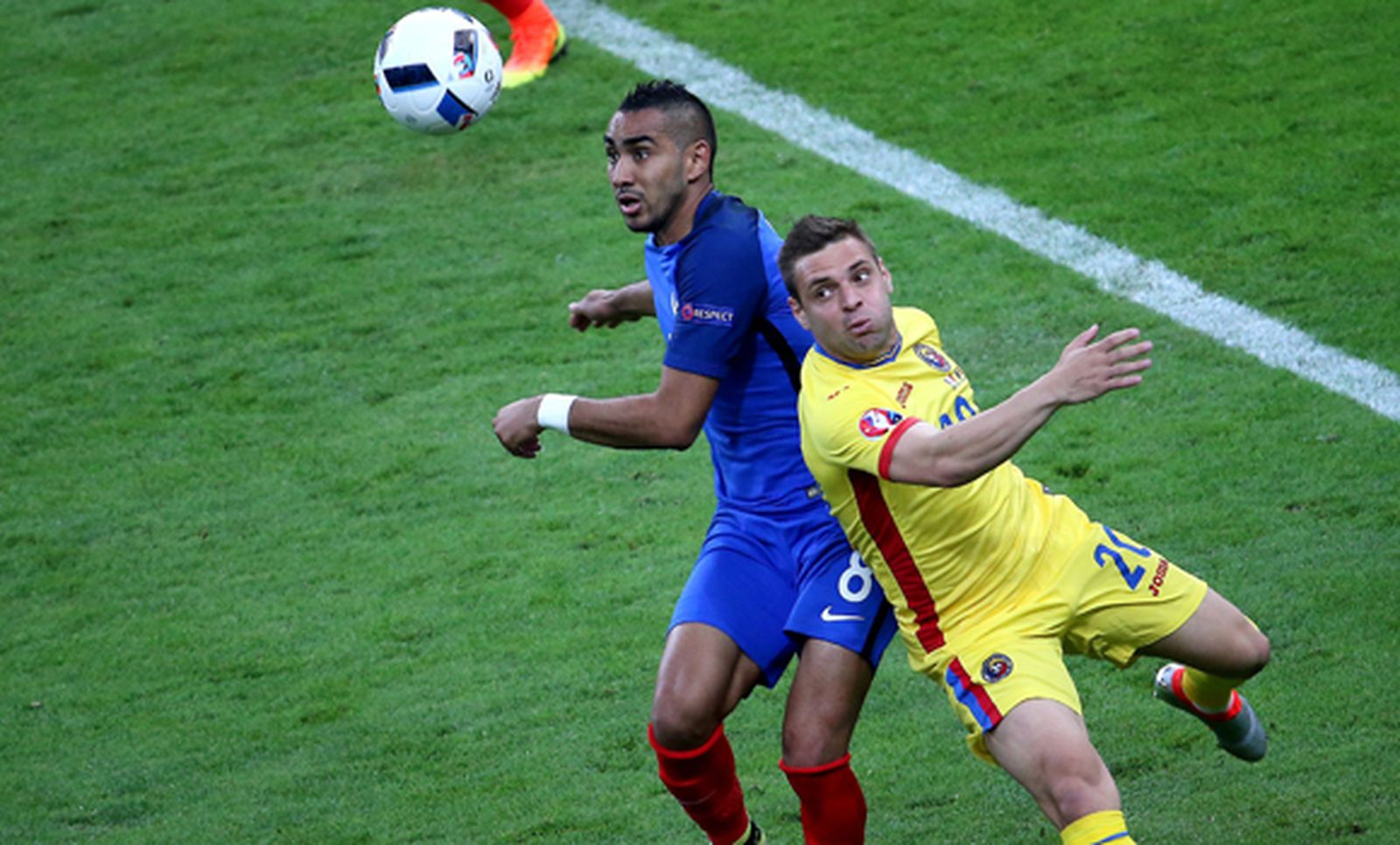 El francés Payet pugna por la pelota con el rumano Popa en el primer partido de la Eurocopa 2016. /EFE