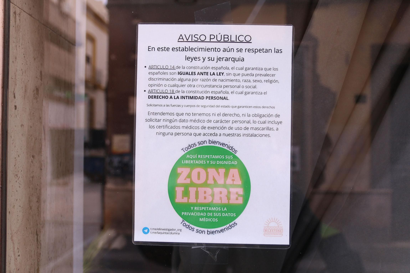 Cartel colocado en la puerta de la Hamburguesería Milestone de Almería.