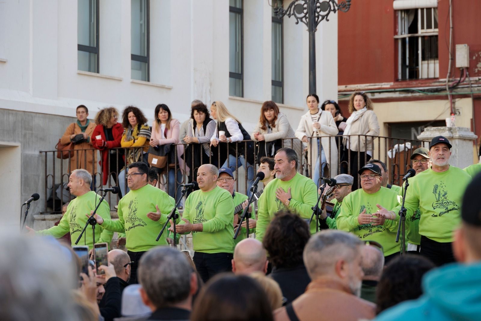 La antología ‘Los cleriguillos’ en la escalera de la plaza de la Catedral durante la celebración de la Empanada Popular.