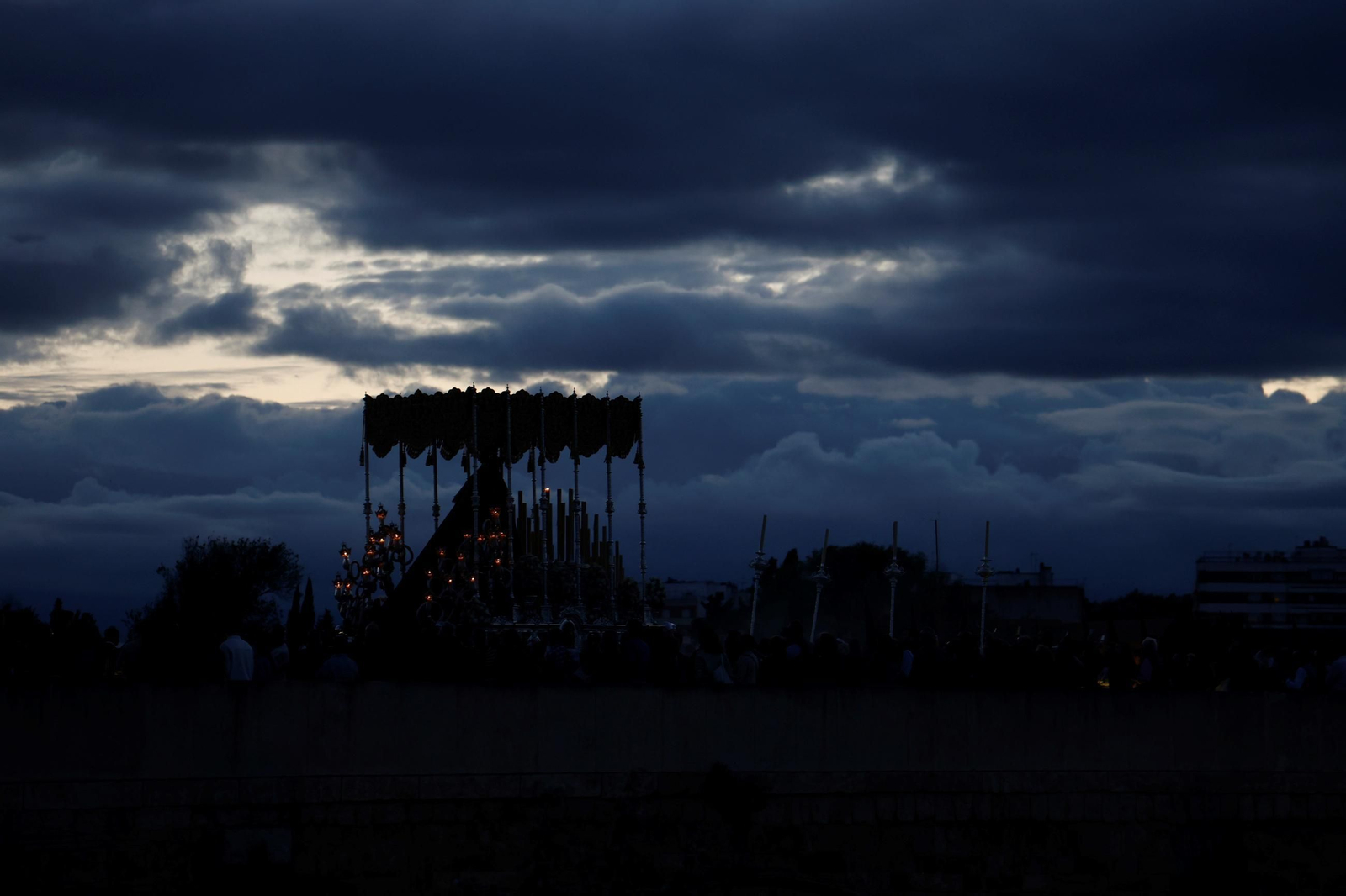 La procesión del Descendimiento en este Viernes Santo de Córdoba, en imágenes