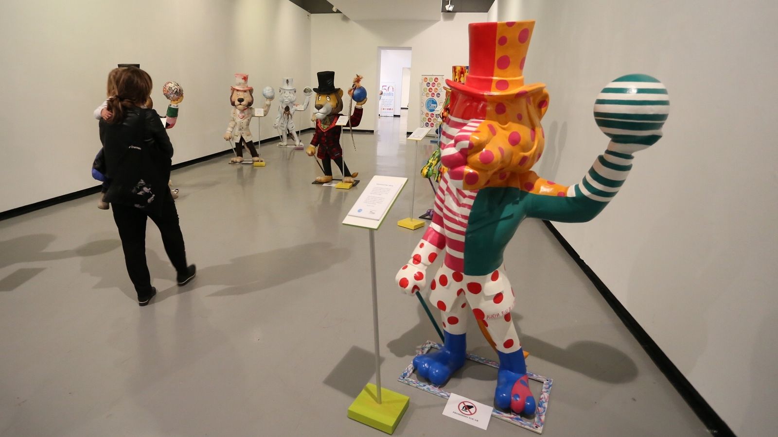 En primer término, escultura revestida por Ágatha Ruiz de la Prada.