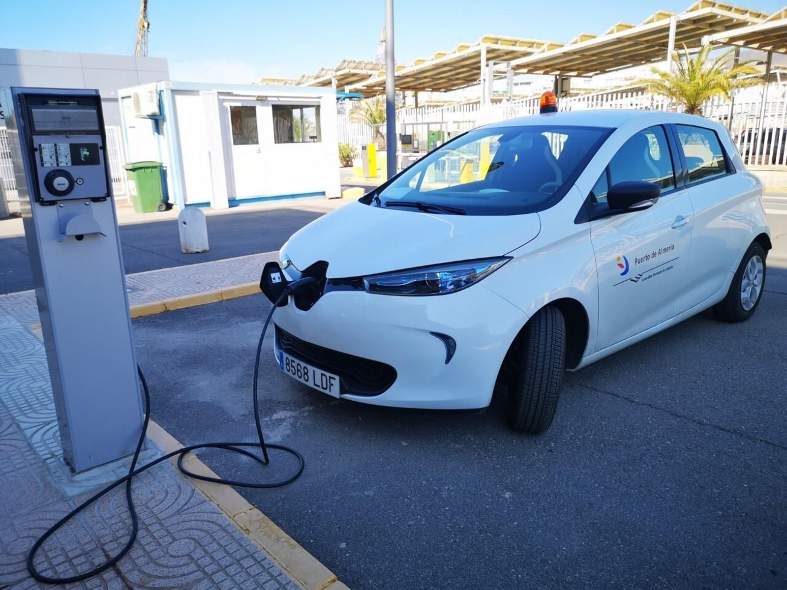 Uno de los coches eléctricos de la Autoridad Portuaria de Almería