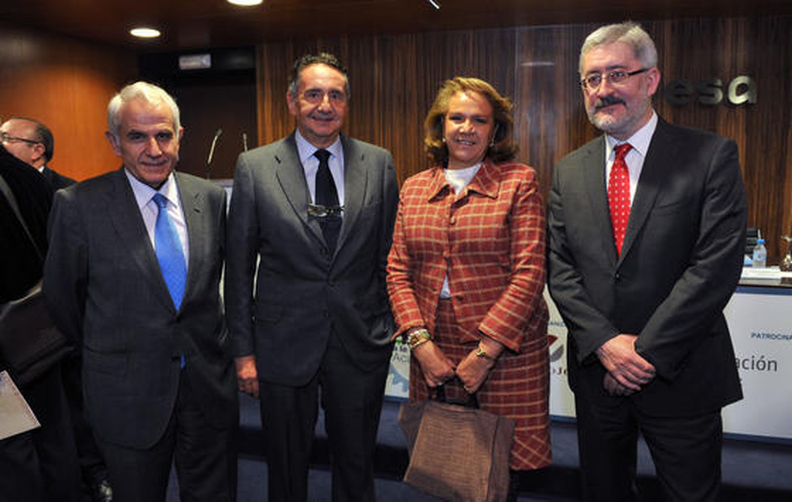 Antonio Pascual, presidente de la Academia de Ciencias Sociales, José Luis Manzanares, presidente de Ayesa, Concha Yoldi, presidenta de la Fundación Persán, y Antonio Ávila, consejero de Economía, Innovación, Ciencia y Empleo.

Foto: Juan Carlos Vázquez