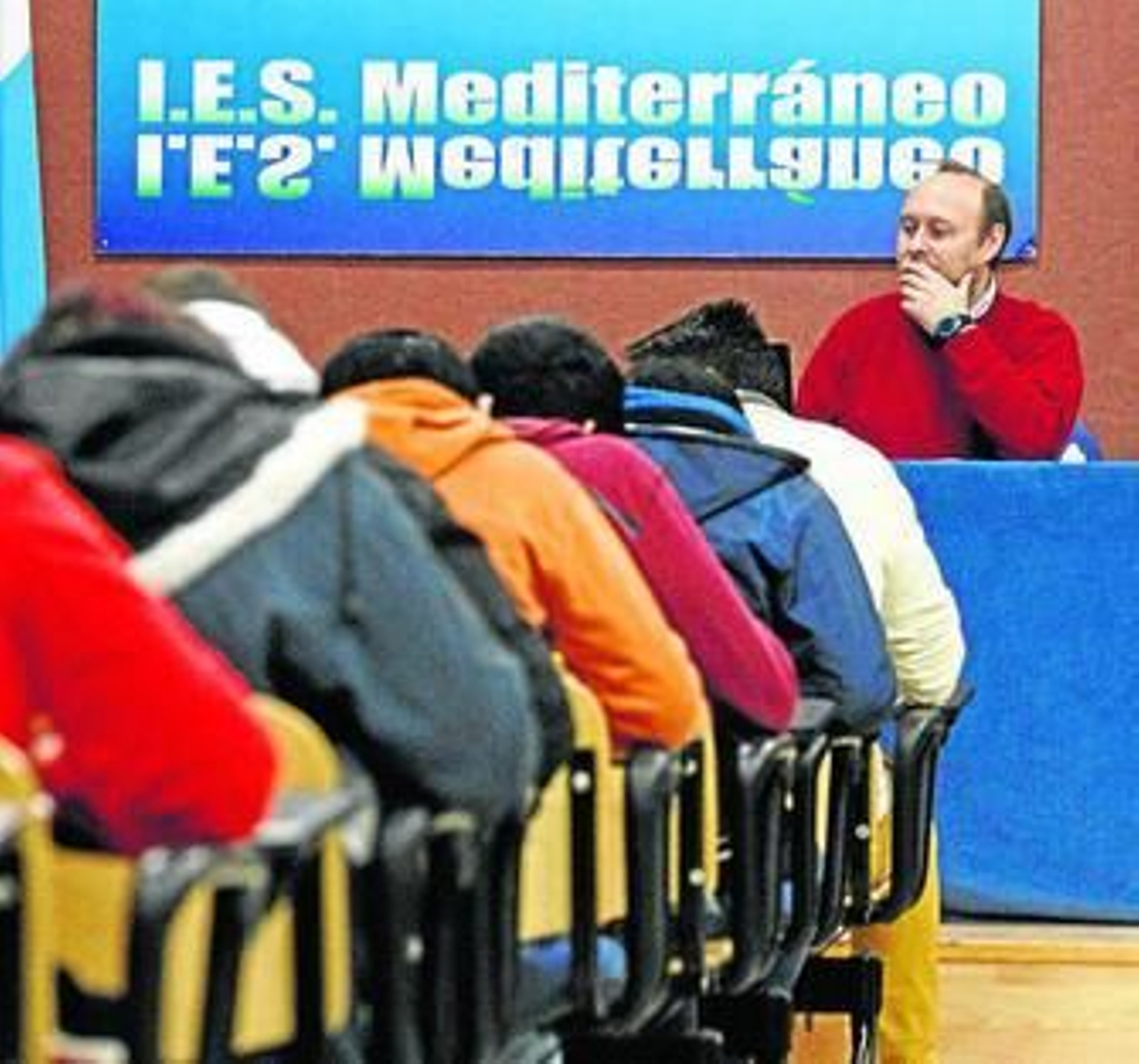 Un instante del concurso de Sudoku en el IES MEditerráneo.
