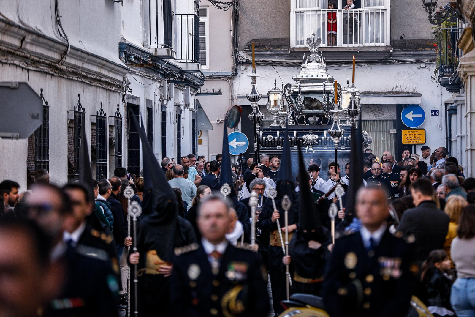 Imágenes de la salida de Santo Entierro en la Semana Santa de San Fernando 2025
