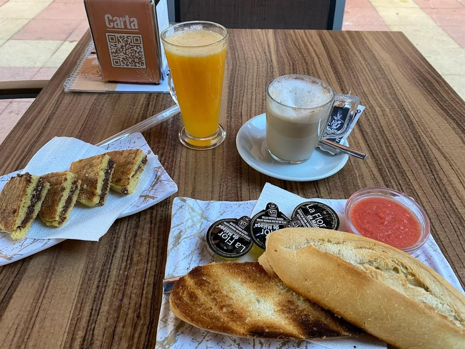 Desayunos de la Cafetería Zahra, en el centro de Algeciras.