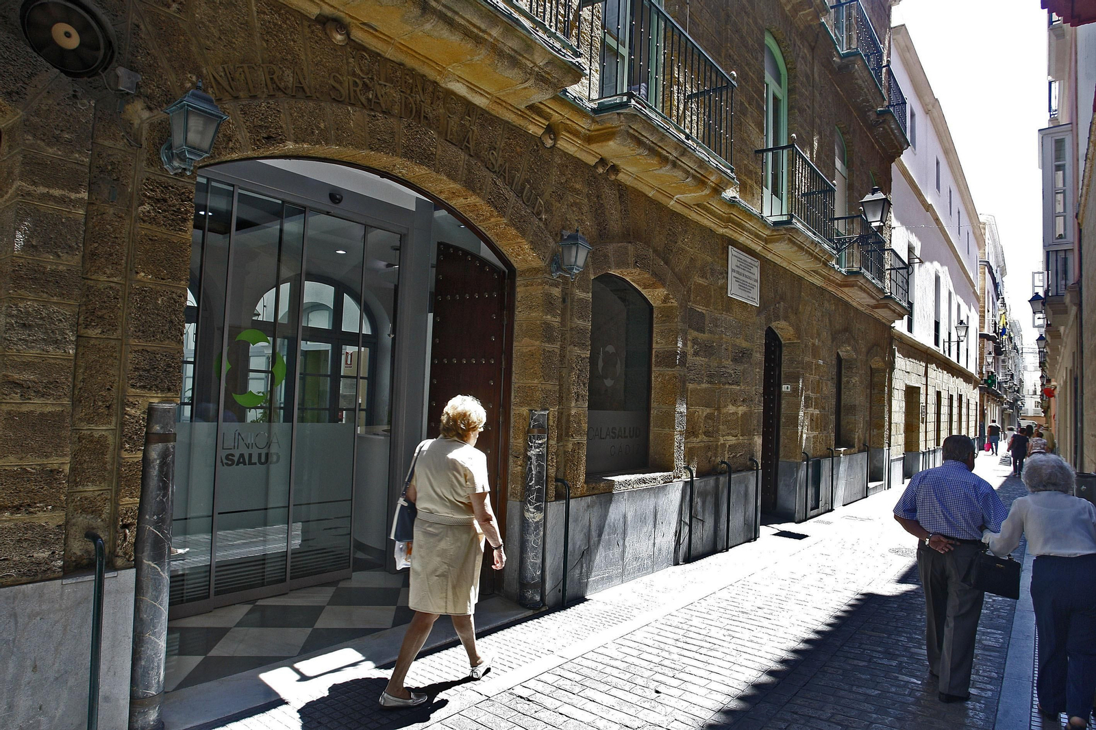 Entrada del Hospital La Salud de Cádiz.