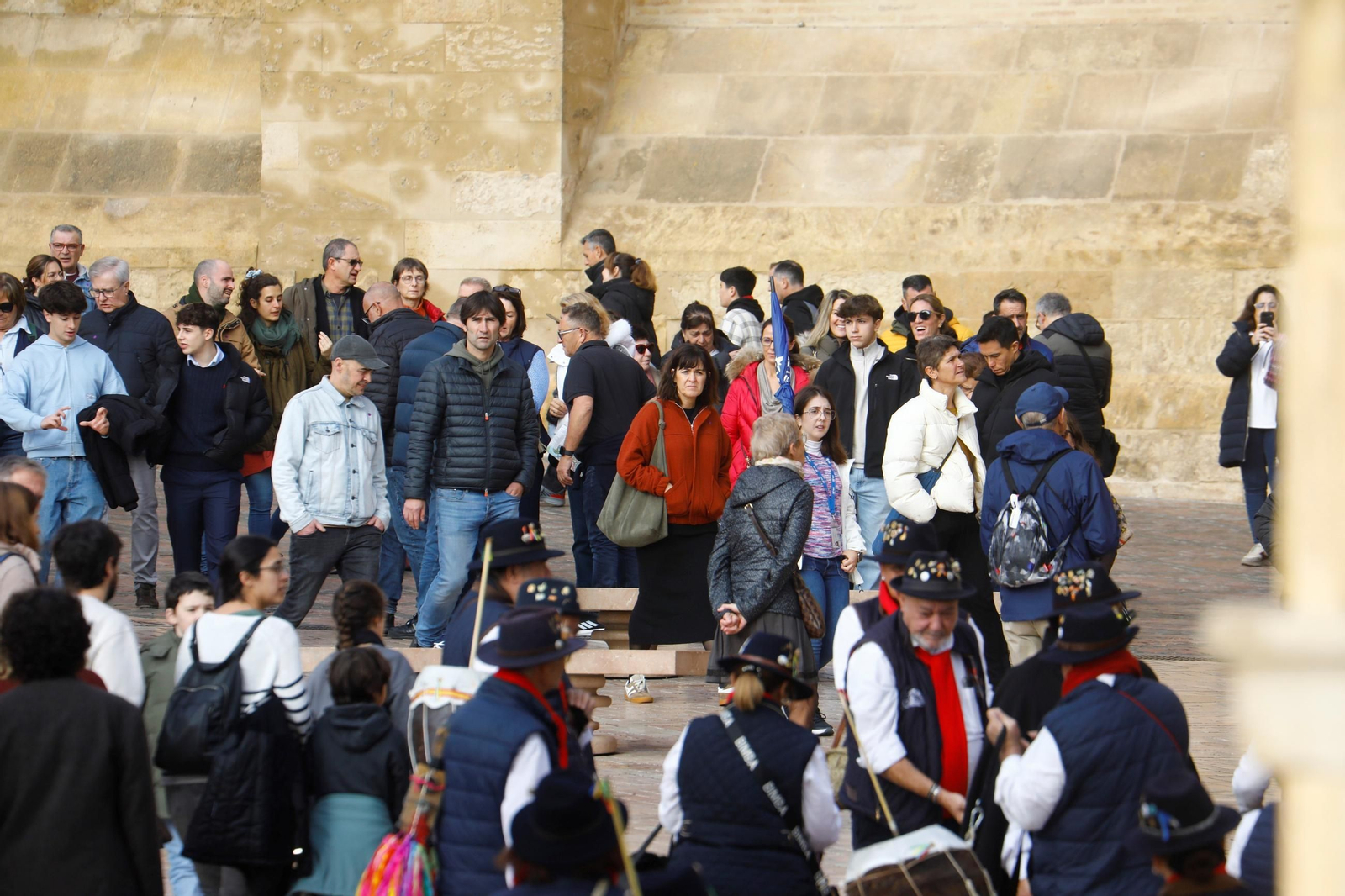Los turistas 'toman' Córdoba en el puente de la Constitución