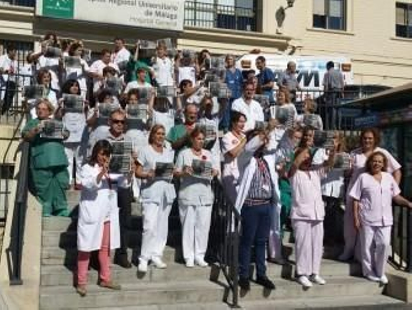 Profesionales sanitarios se concentran en el Regional por el caso de la enfermera con ébola