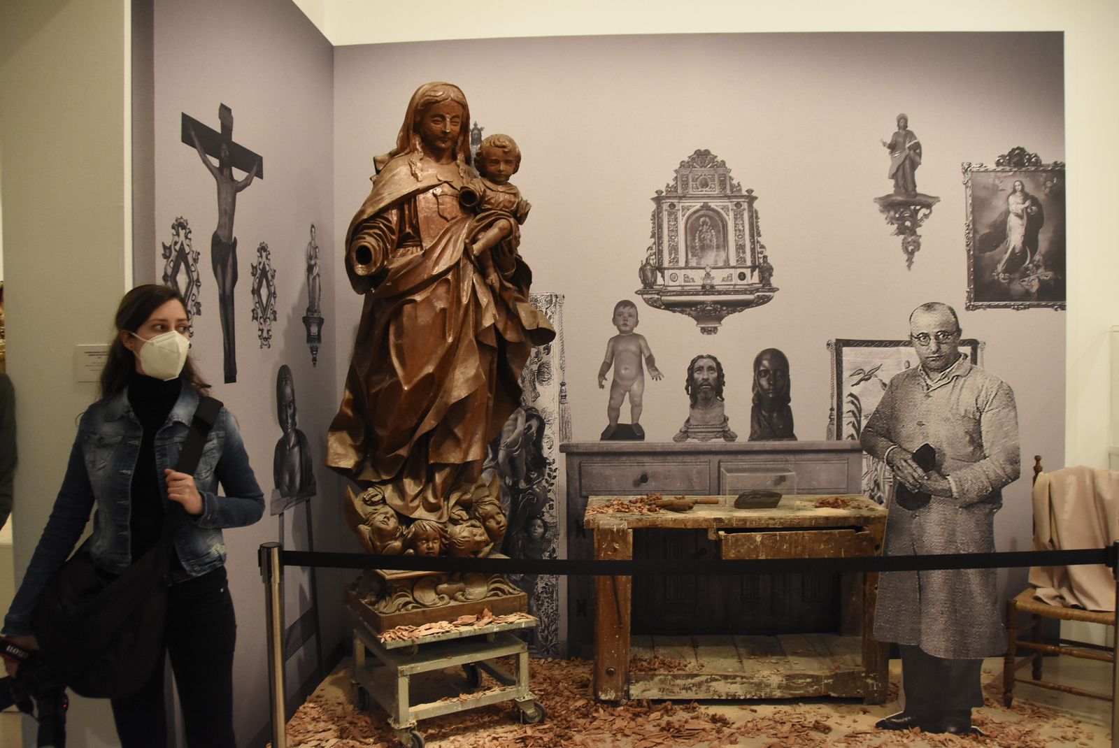 En la muestra se reproduce el taller del escultor de Higuera de la Sierra.