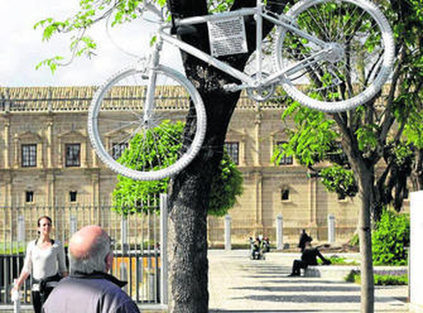 Una bicicleta colgada en un árbol recuerda al ciclista Sergio L. M., fallecido el 28 de febrero de 2013.