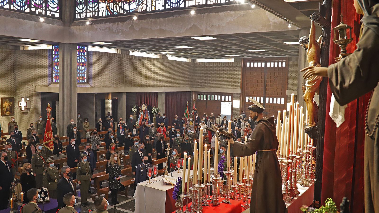 Ofrenda del Ejército al Cristo de la Defensión.