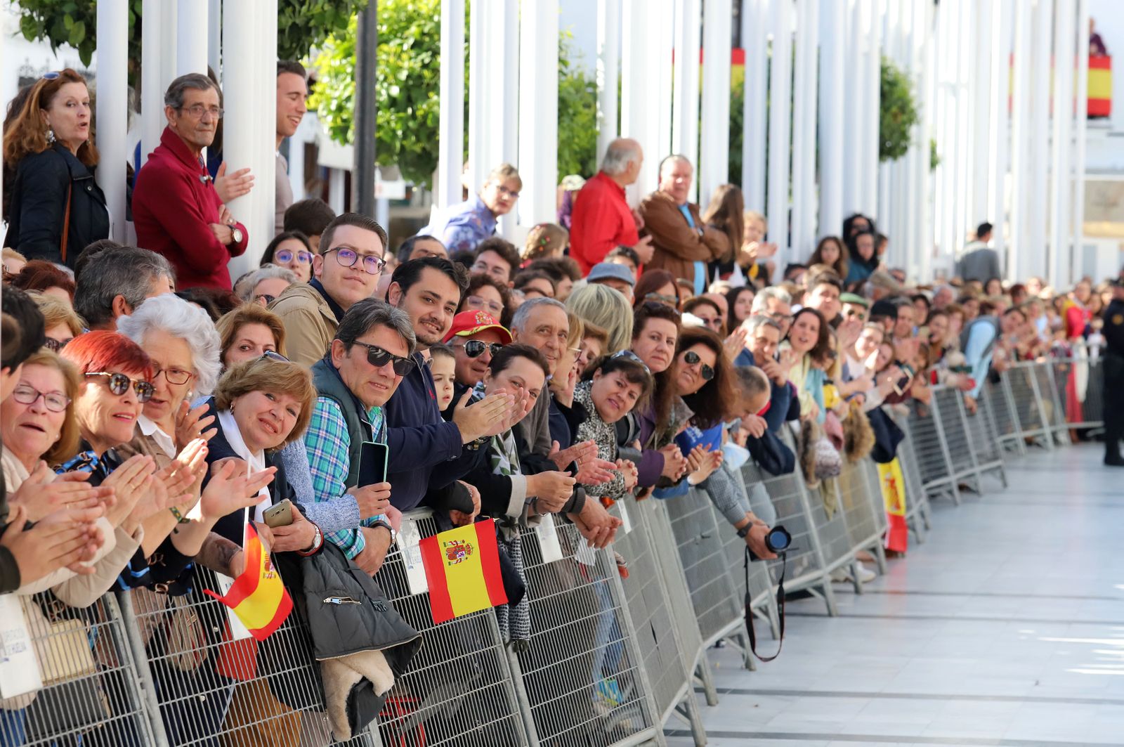 Imágenes de Don Felipe y Doña Letizia arropados por el cariño de los almonteños