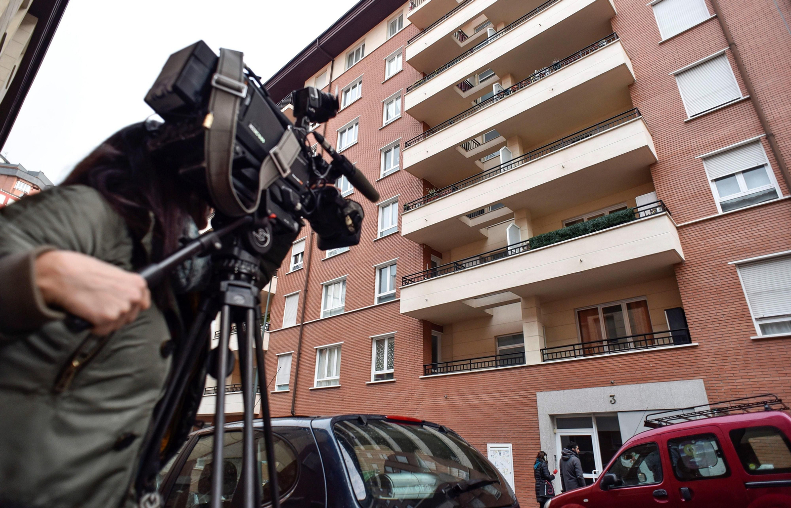 Un cámara graba el edificio donde fue hallado el cadáver de una niña y a su madre grave en Bilbao. Un cámara graba el edificio donde fue hallado el cadáver de una niña y a su madre grave en Bilbao.