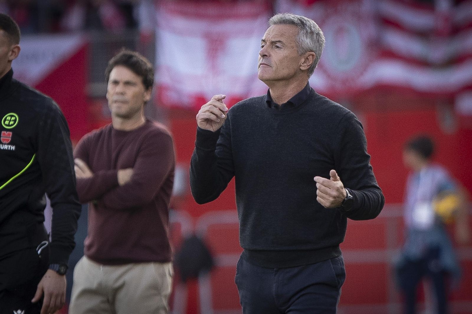 Escribá da órdenes a los suyos en Almería