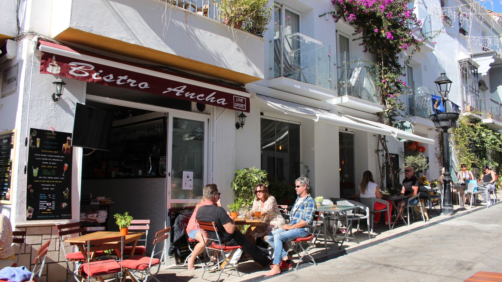 Vista de una terraza en la calle Ancha, en Marbella.