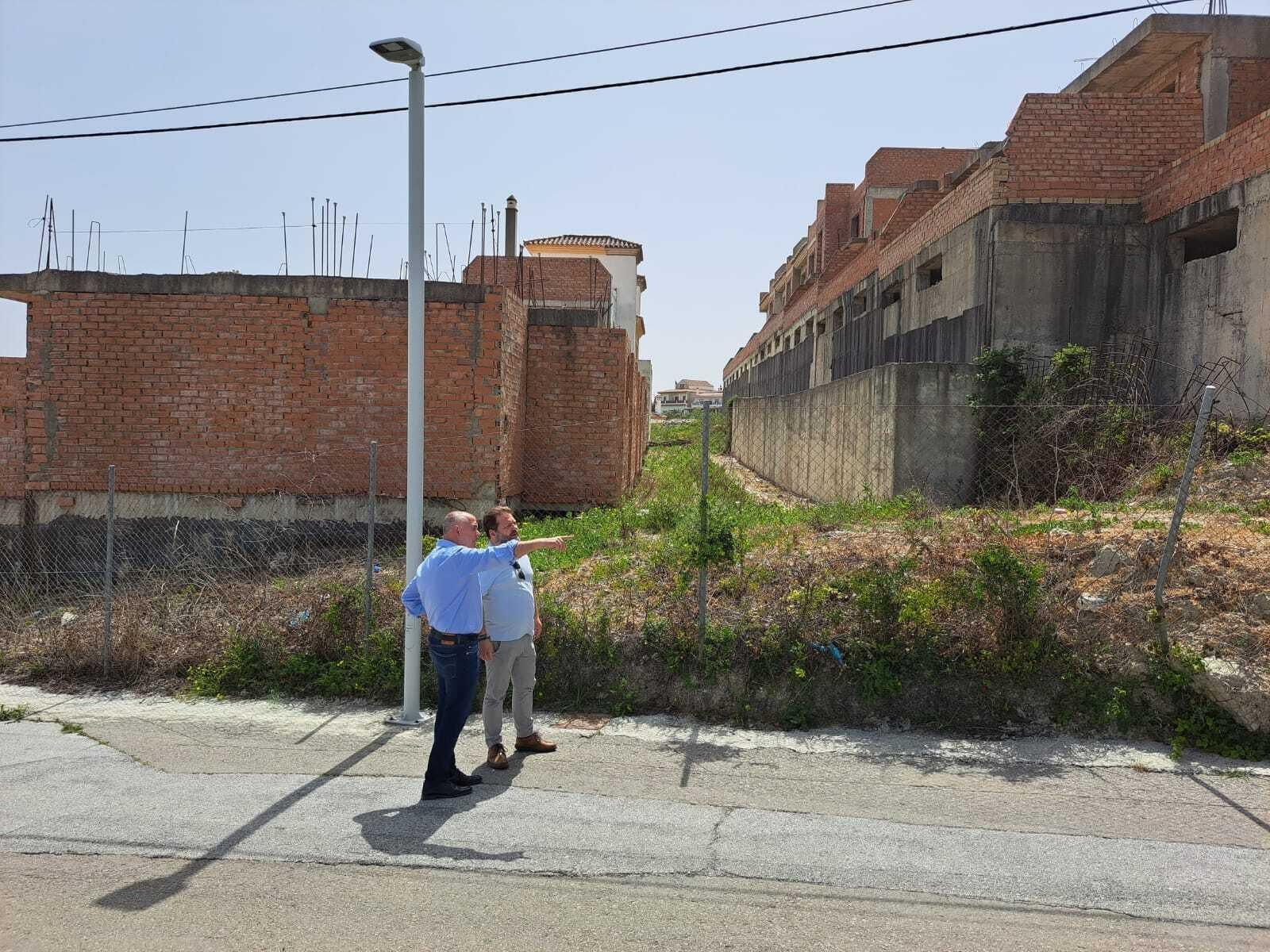 El alcalde de Manilva, Mario Jiménez (I.), y el edil de Urbanismo, Marcos Ruiz.