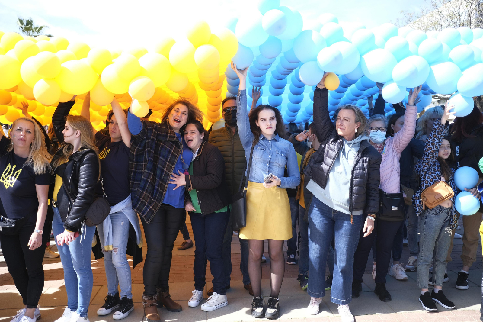 Así ha sido el acto solidario con más de 10.000 globos para formar la bandera de Ucrania en Córdoba