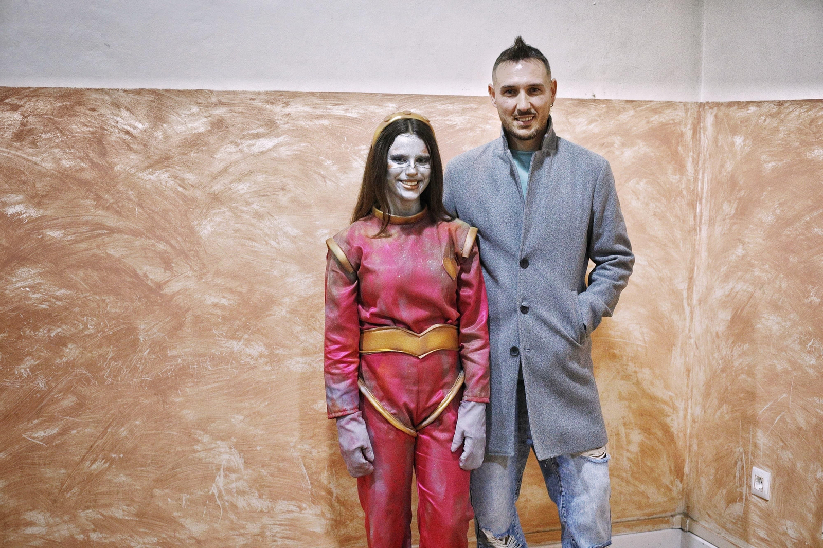 David Domínguez  'Principito' y su hija Daniela, como la niña de 'Robots', en los camerinos del Teatro Falla.