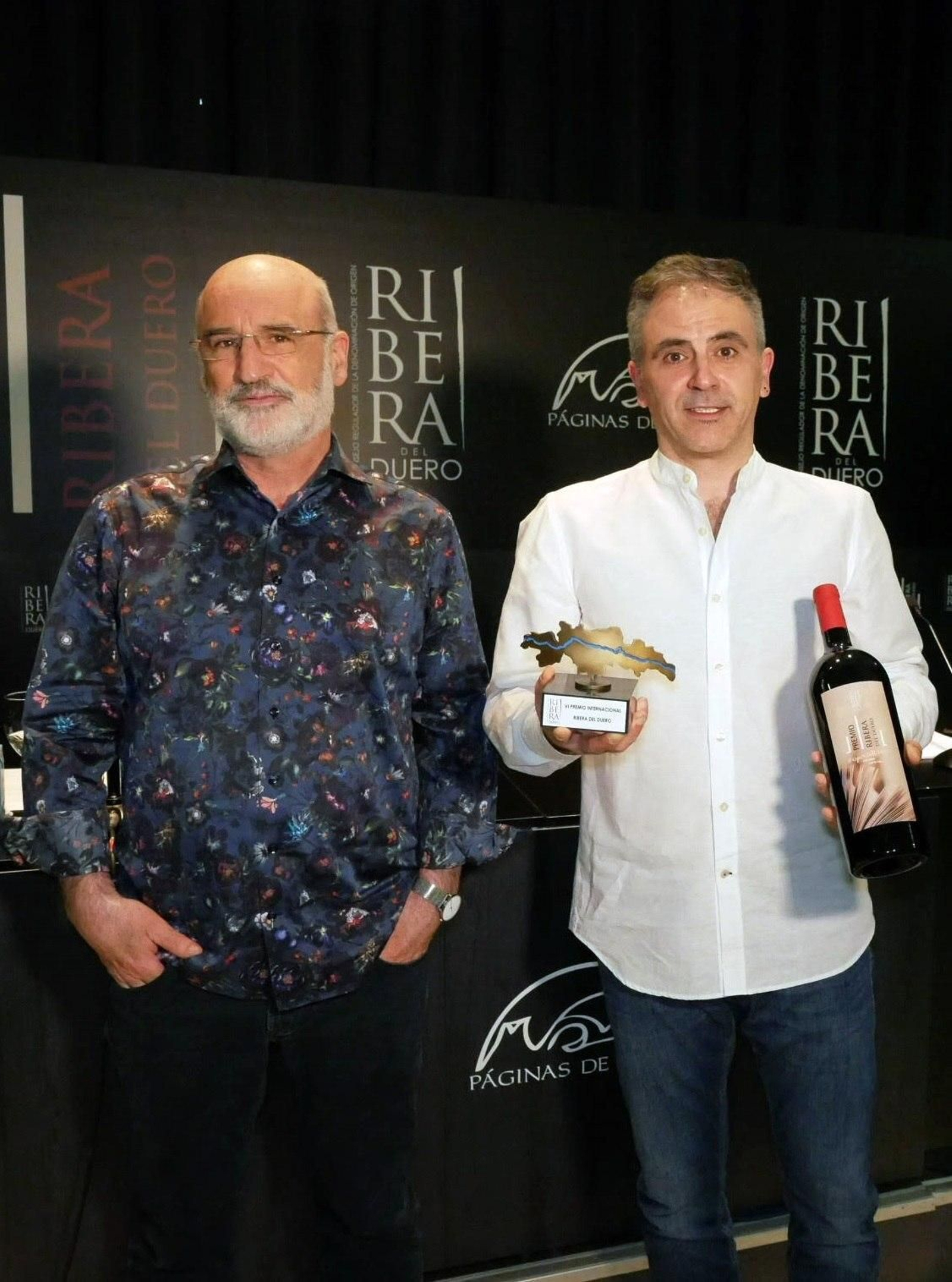 Fernando Aramburu, presidente del jurado, junto al galardonado Luján.