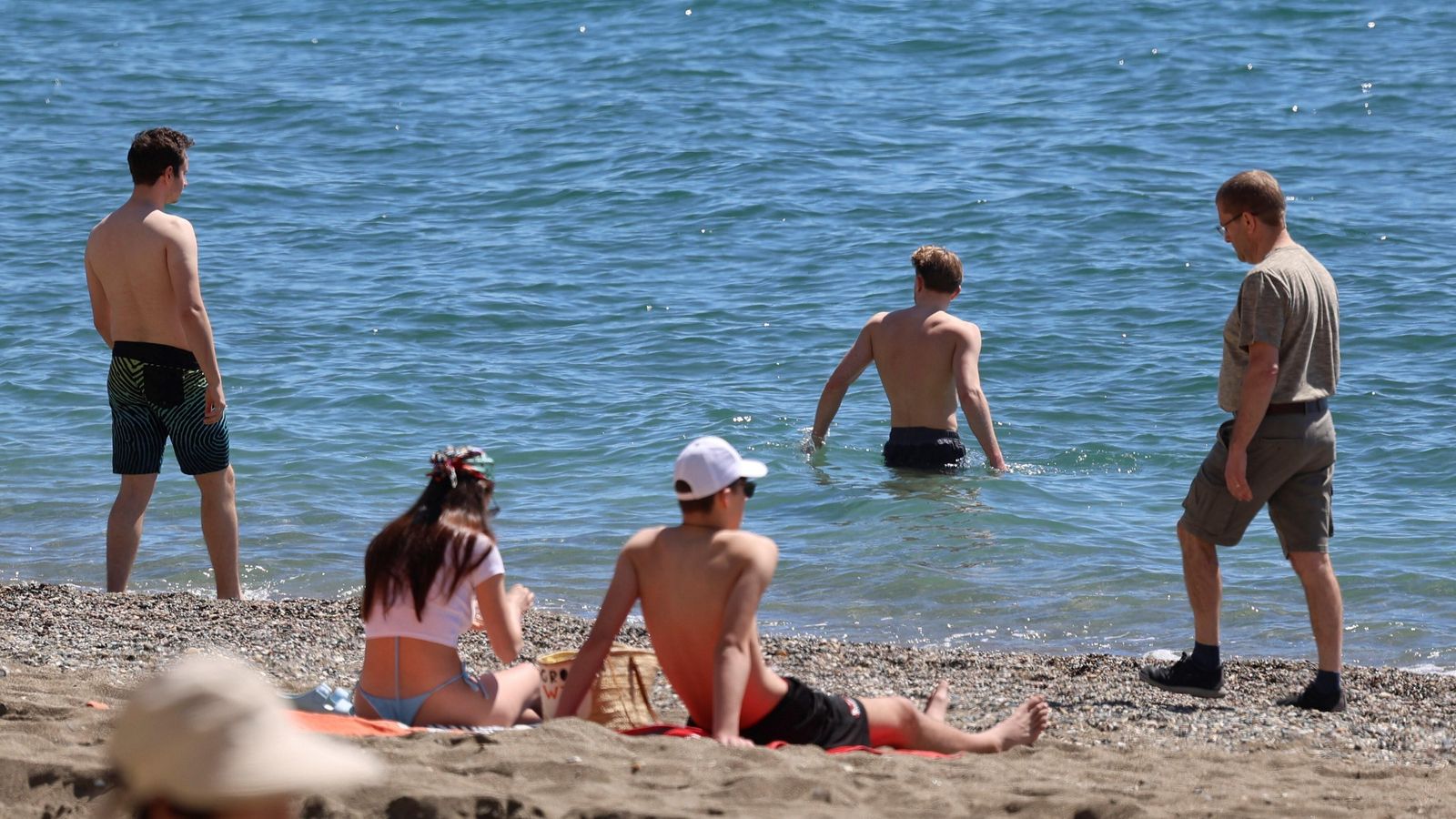 Turistas este miércoles bañándose en la playa en Málaga. Turistas este miércoles bañándose en la playa en Málaga.
