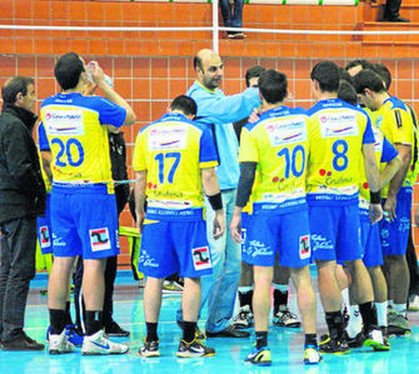 Flores da instrucciones a sus jugadores durante un partido.