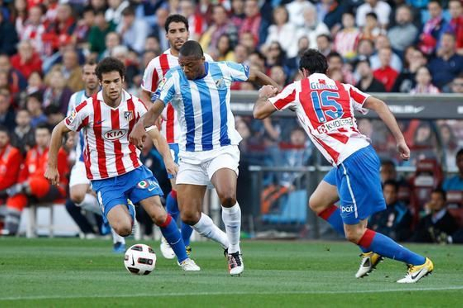 El Málaga golea al Atlético en el Calderón (0-3). / LOF